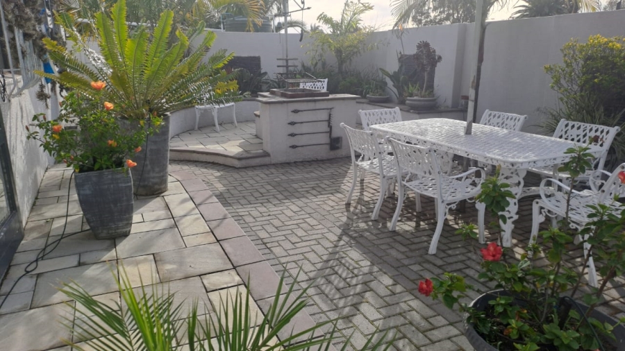 3 Bedroom Property for Sale in Loucharmante Western Cape